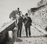 Ramuz (à g.) et Muret sur le chemin de la Chapotannaz, entre La Crochettaz et Chexbres, 1935 B. Hofer