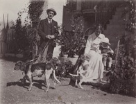Albert Muret, sa femme et son fils avec les chiens de chasse