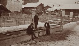 Albert (debout) et Marianne au centre du village de Lens. Ils viennent de se fiancer (1909). 