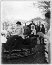 Femmes sur un traîneau