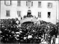 Rassemblement festif sur la place du village de Lens